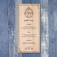 Menu de mariage en bois avec initiales