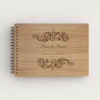 Livre d'or de mariage en bois gravé sur chêne avec des fleurs