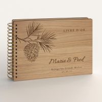 Livre d'or de mariage en bois gravé sur chêne - Pomme de pin