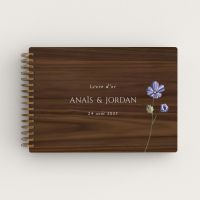 Livre d'or de mariage en bois personnalisé sur noyer avec une fleur violette