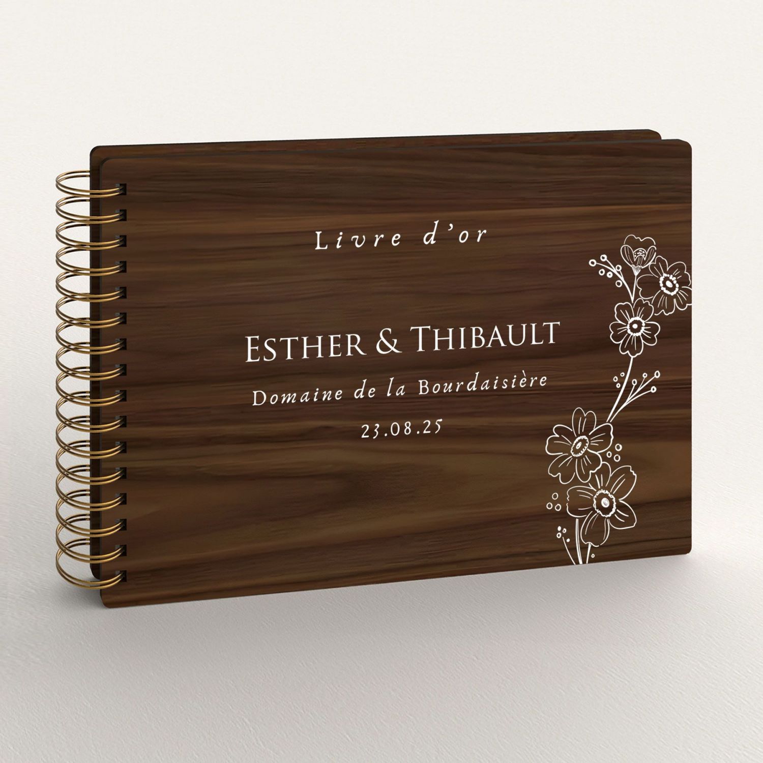 Livre d'or de mariage en bois personnalisé sur noyer avec fleurs rustiques