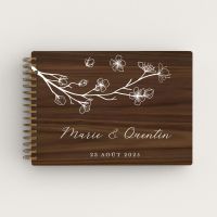 Livre d'or de mariage en bois personnalisé sur noyer avec une branche fleurie