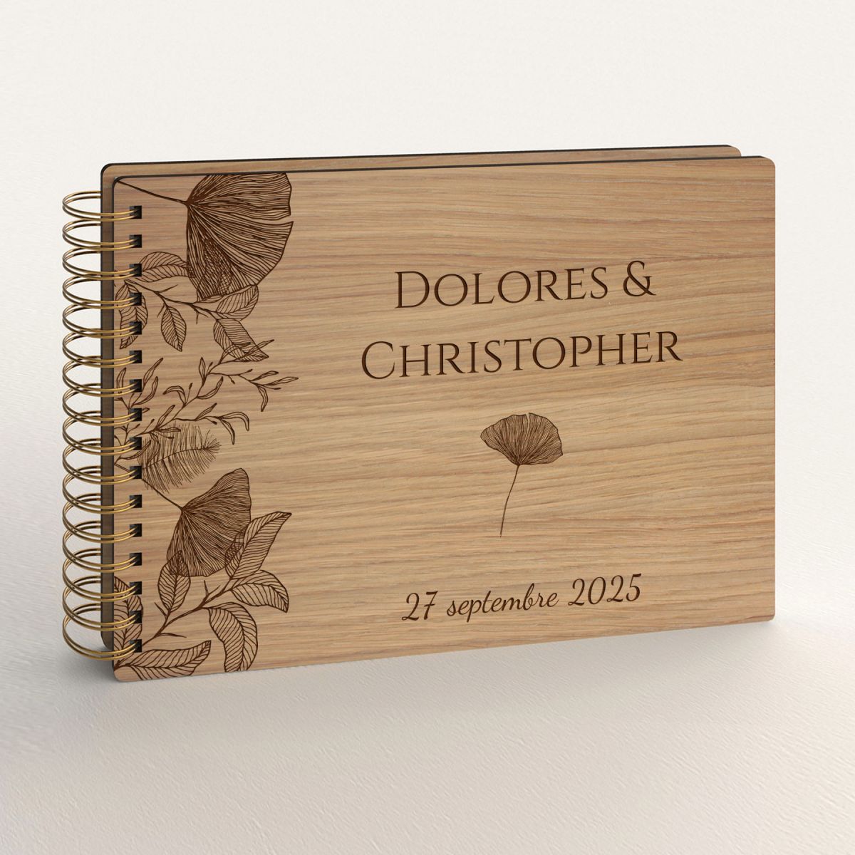 Livre d'or de mariage en bois gravé sur chêne avec ginkgo