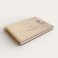 Livre d'or d'anniversaire personnalisé en bois de peuplier avec une fleur bleue