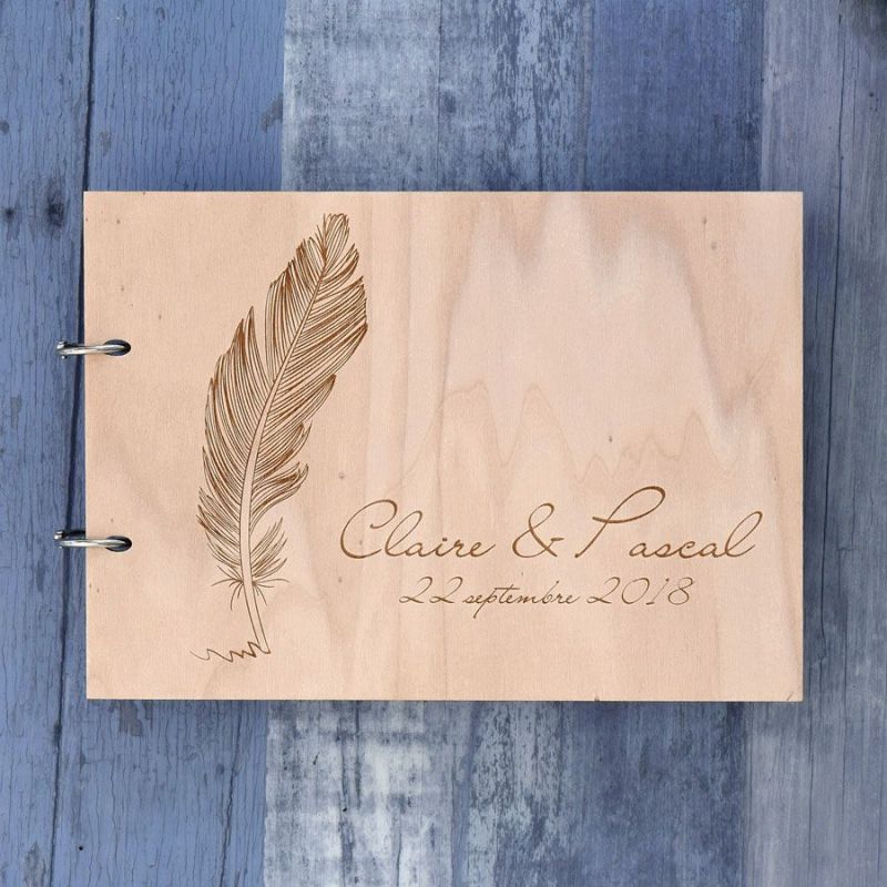 Plume - Livre d'or de mariage sur bois - hover